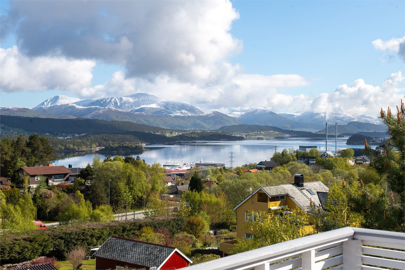 Fra eiendommen er det en flott utsikt over fjorden hvor du kan følge med på skipstrafikken.
Foto: Stian Wiik