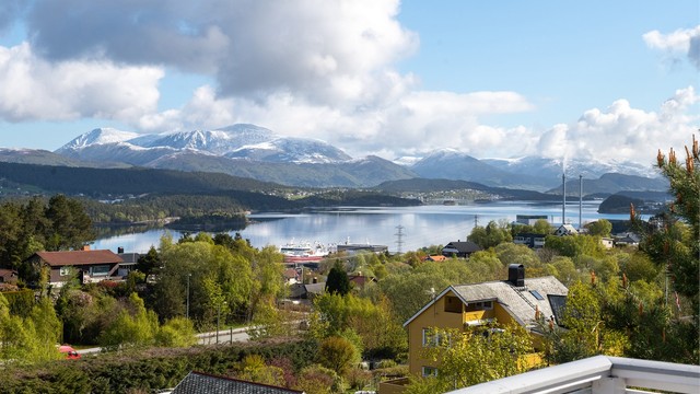 Fra eiendommen er det en flott utsikt over fjorden hvor du kan følge med på skipstrafikken.
Foto: Stian Wiik