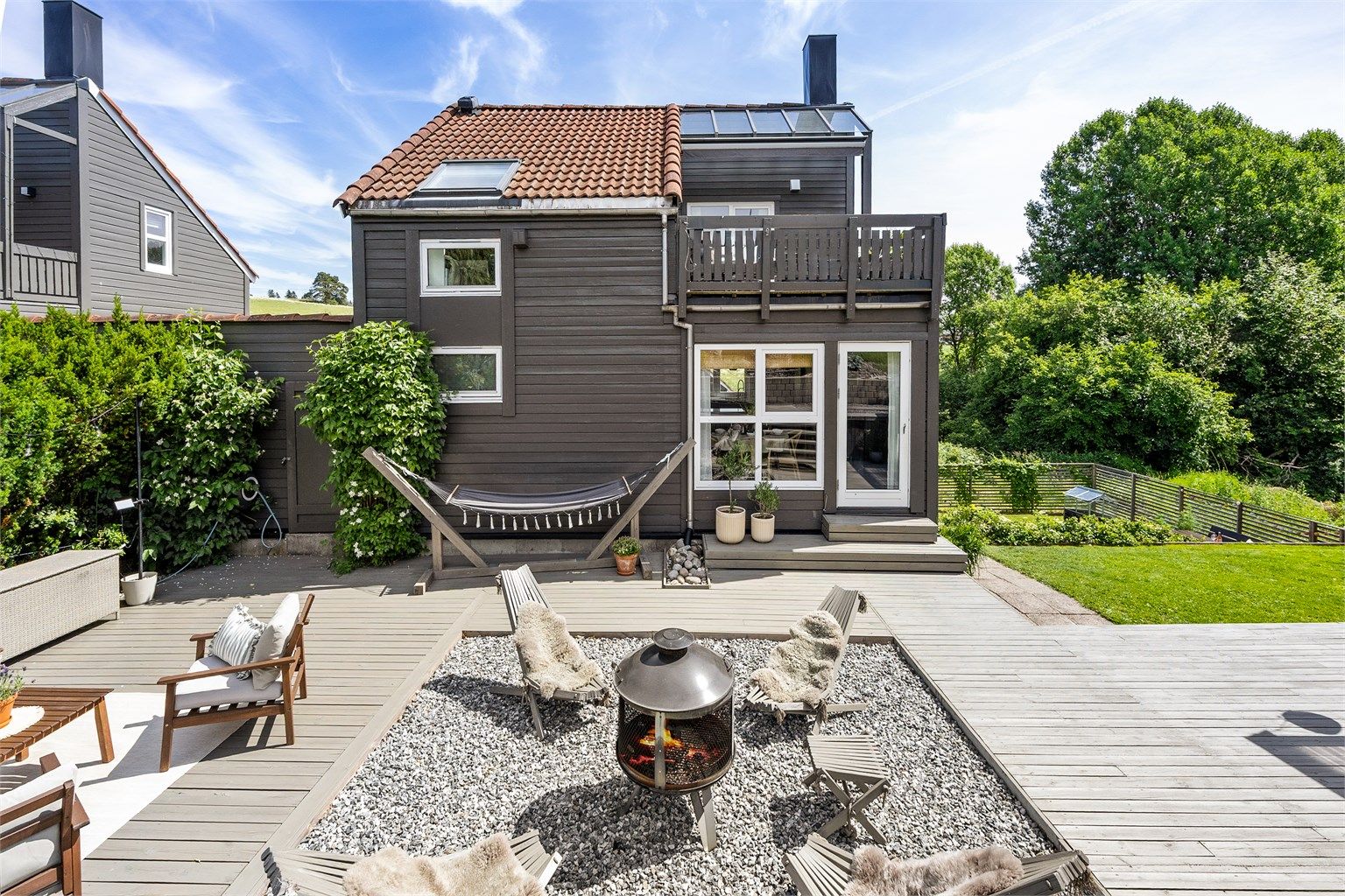 Bålpanne-området er en hyggelig samlingsplass på terrassen.