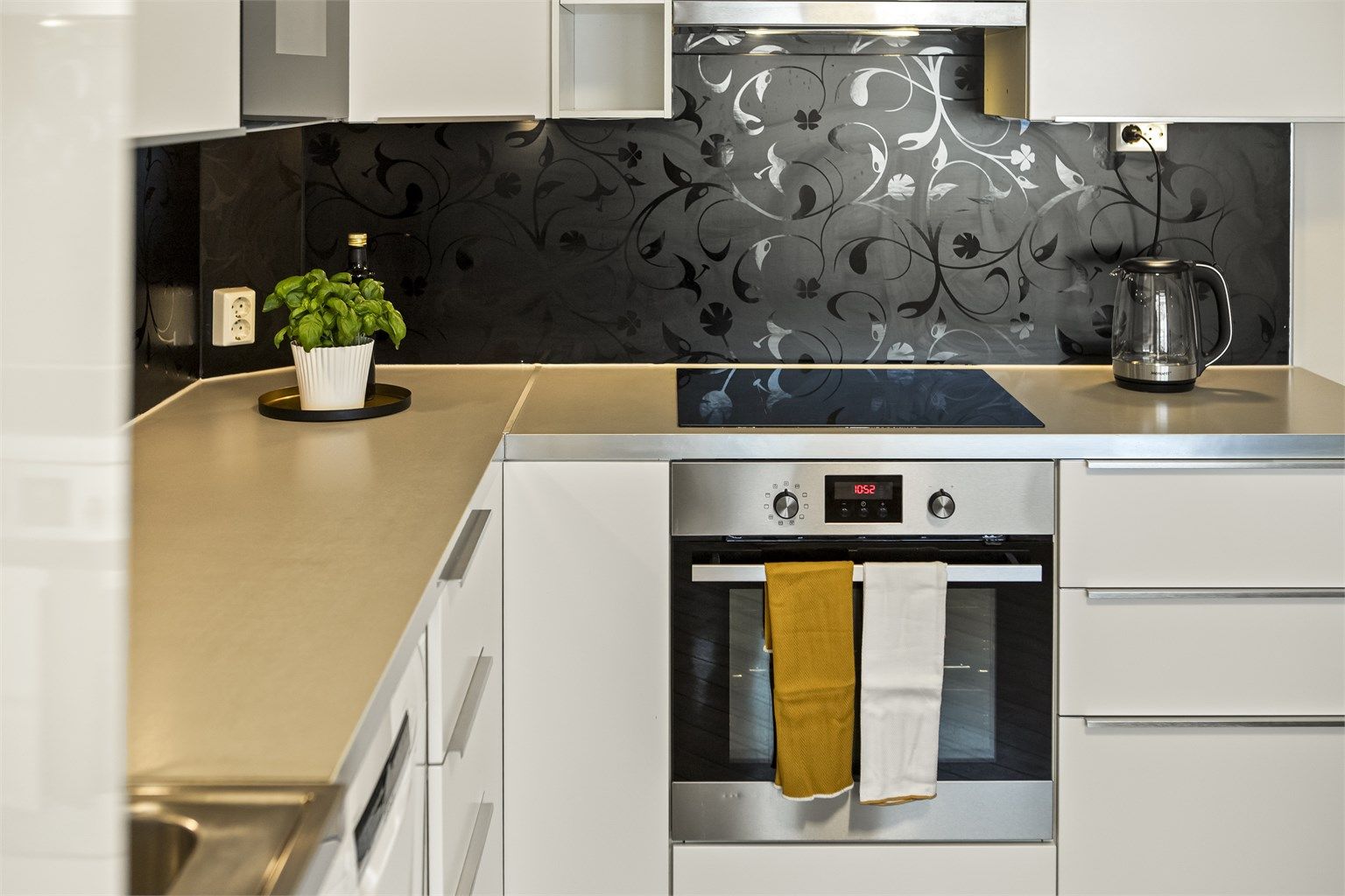 Integrert komfyr og platetopp.