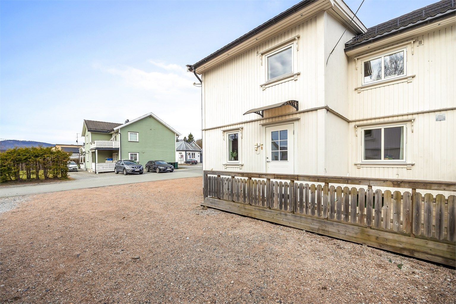 Offentlig transport er lett tilgjengelig, med busstopp i umiddelbar nærhet og kort vei til togstasjon.