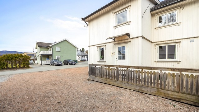 Offentlig transport er lett tilgjengelig, med busstopp i umiddelbar nærhet og kort vei til togstasjon.