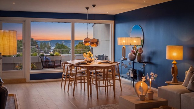 Stor, åpen sosial sone med flott utsikt over nærområdet, fjorden og byen.