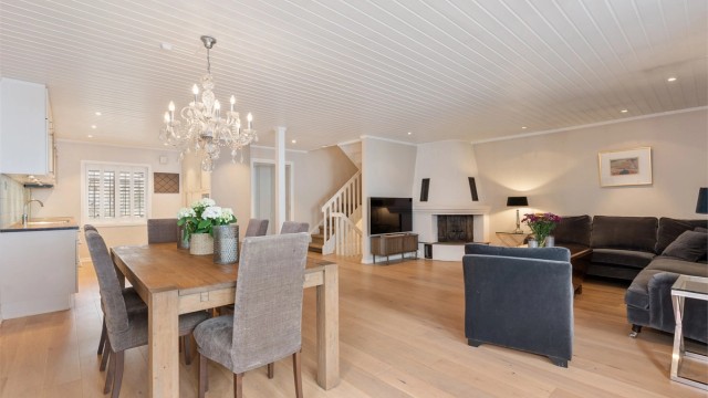 Den åpne løsningen mellom stue, spisestue og kjøkken gir en god flyt i boligens sosiale sone.