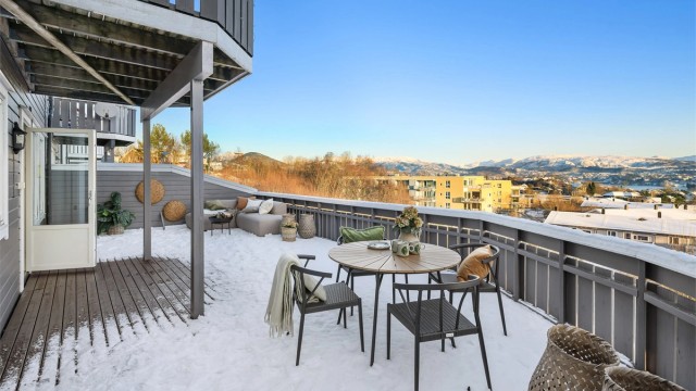 Velkommen til Nordre Vardhaugen 25. 3-roms leilighet på 92kvm fra år 2000. Se den uteplassen(!).