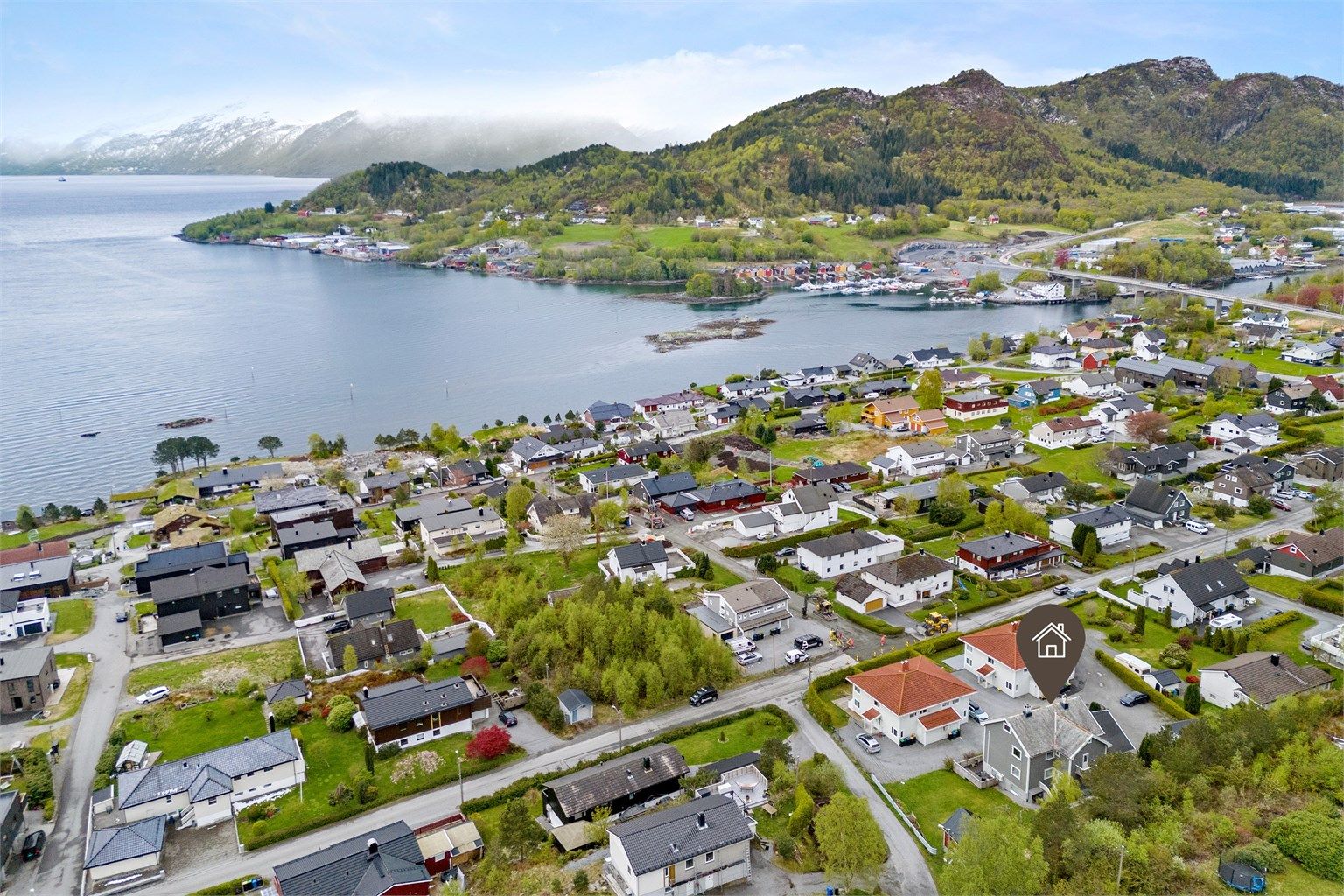 Eiendommen ligger i et etablert og barnevennlig boligfelt på Myrland. Det er nærhet til turområder, barnehage og skoler