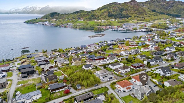 Eiendommen ligger i et etablert og barnevennlig boligfelt på Myrland. Det er nærhet til turområder, barnehage og skoler