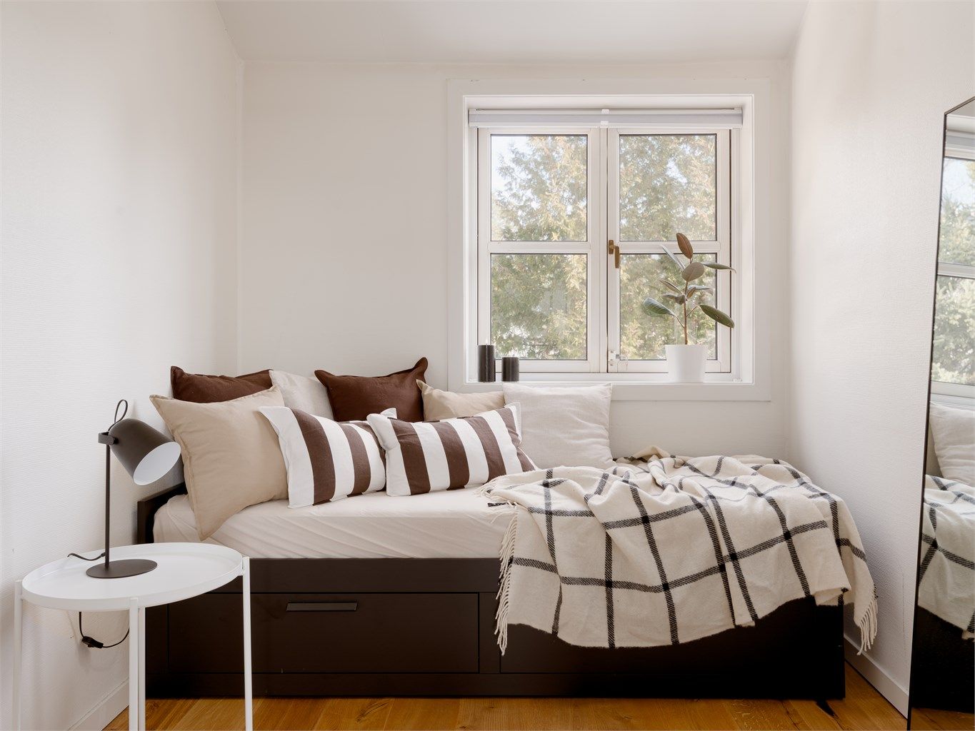  Boligens andre soverom er også romslig og kan enkelt innredes med både pult, seng og annet ønskelig møblement. 