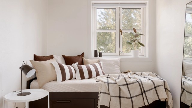 Boligens andre soverom er også romslig og kan enkelt innredes med både pult, seng og annet ønskelig møblement.