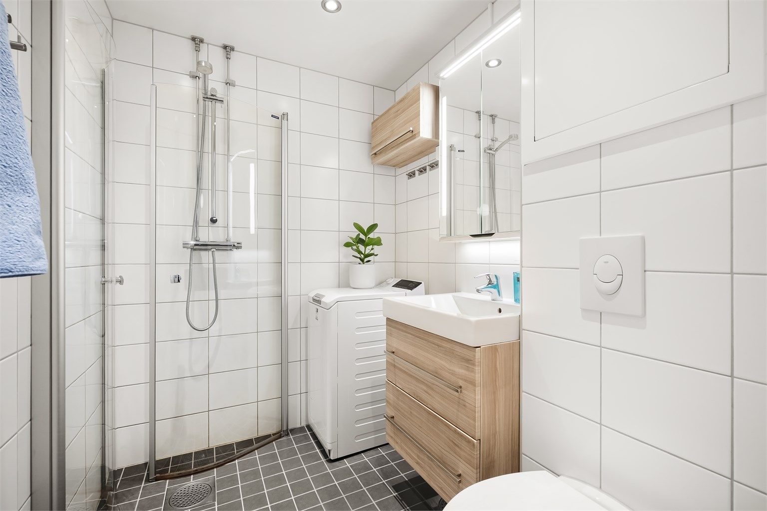 Badet ble renovert i 2014 i regi av borettslaget og har elektrisk gulvvarme for økt komfort.