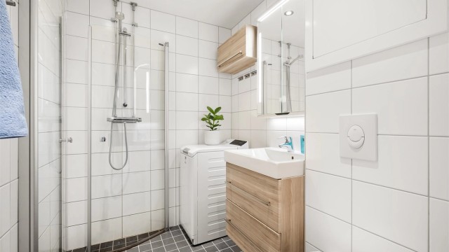 Badet ble renovert i 2014 i regi av borettslaget og har elektrisk gulvvarme for økt komfort.