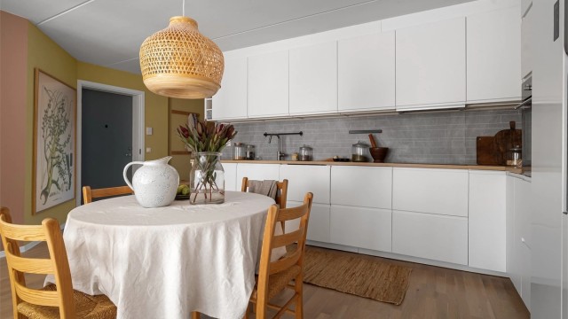 Integrerte hvitevarer som stekeovn, induksjonsplatetopp med ventilator over og oppvaskmaskin