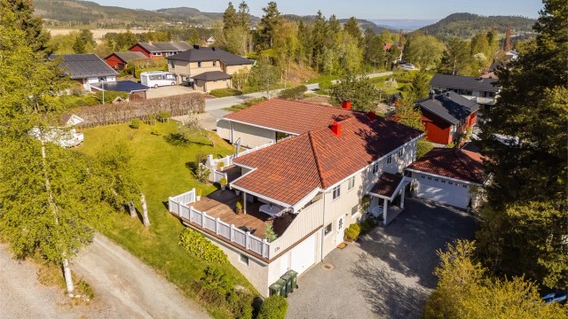 Velkommen til Klokkarvegen 13B - en tiltalende og innholdsrik eiendom sentralt beliggende i Klæbu