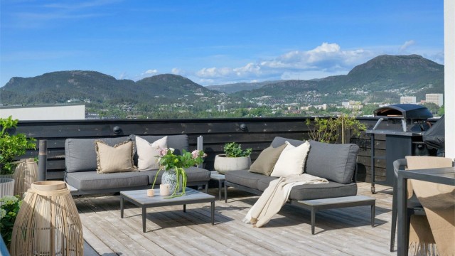Huset har en svært flott beliggenhet med utsikt over `hele` Fyllingsdalen og mot Bønes og Søreide.