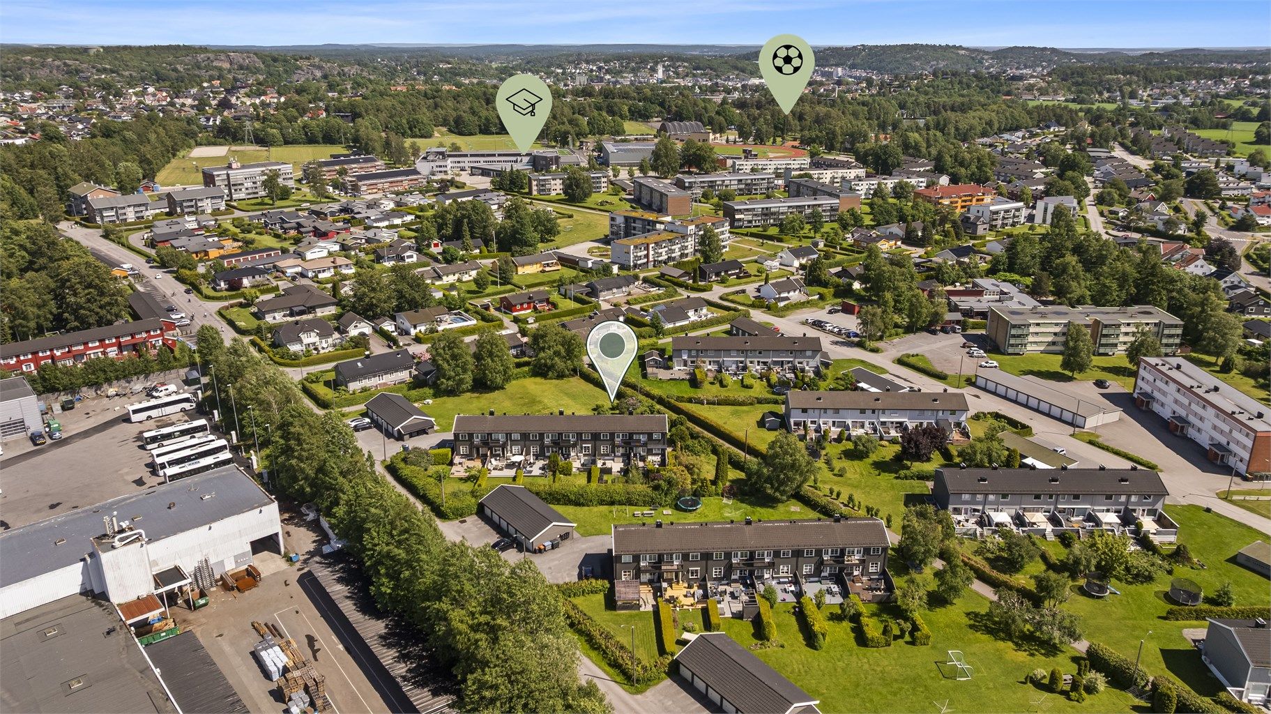 Bugårdsparken, kjent for sine turområder og idrettsmuligheter, ligger like i nærheten. Det samme gjør Bugården ungdomsskole.