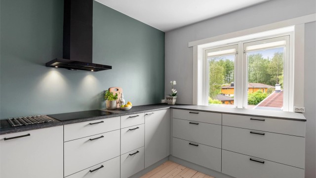 Hjørneskapene har gode løsninger og plassen er godt utnyttet med hjørneskapsuttrekk, som gir god oversikt og enkel tilgang til alt i skapet.