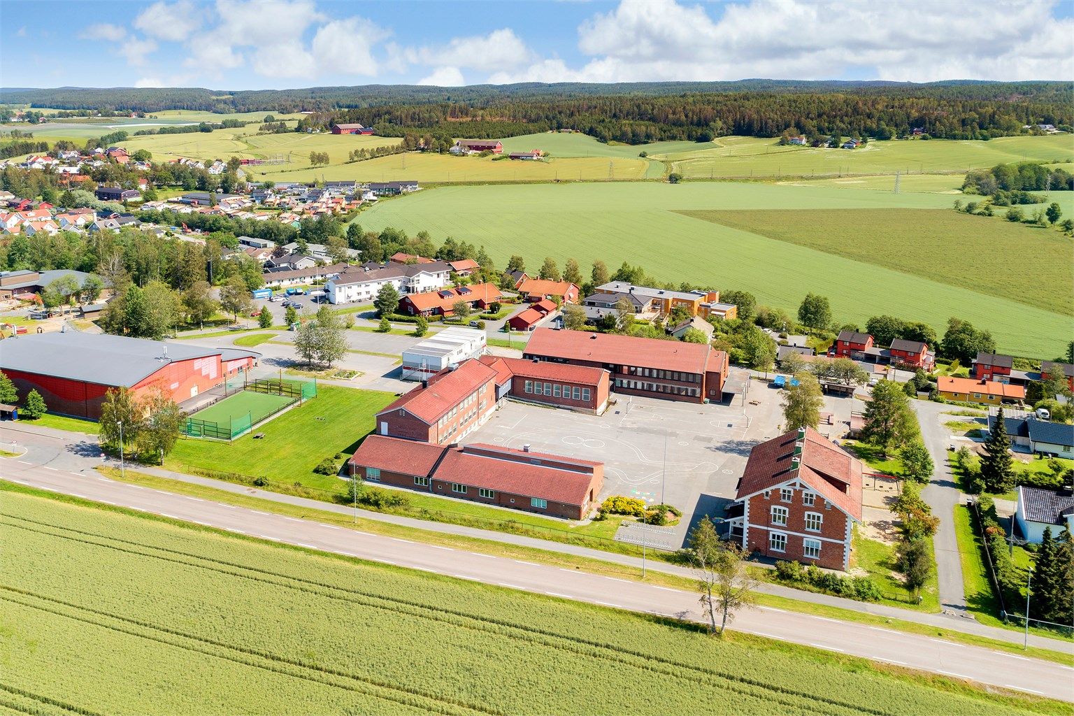 Nærmeste skole er Kråkstad skole (1-10. trinn), kun 3 minutter unna med bil. Her ligger også Kråkstad barnehage.