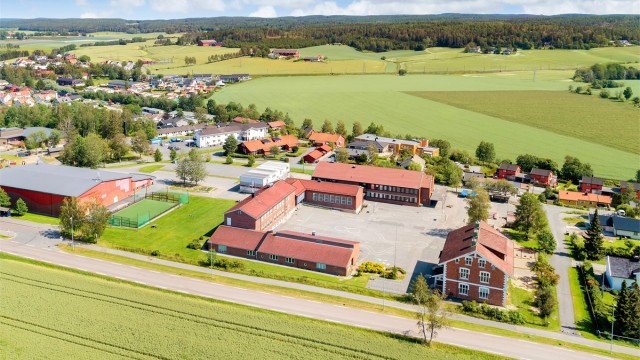Nærmeste skole er Kråkstad skole (1-10. trinn), kun 3 minutter unna med bil. Her ligger også Kråkstad barnehage.