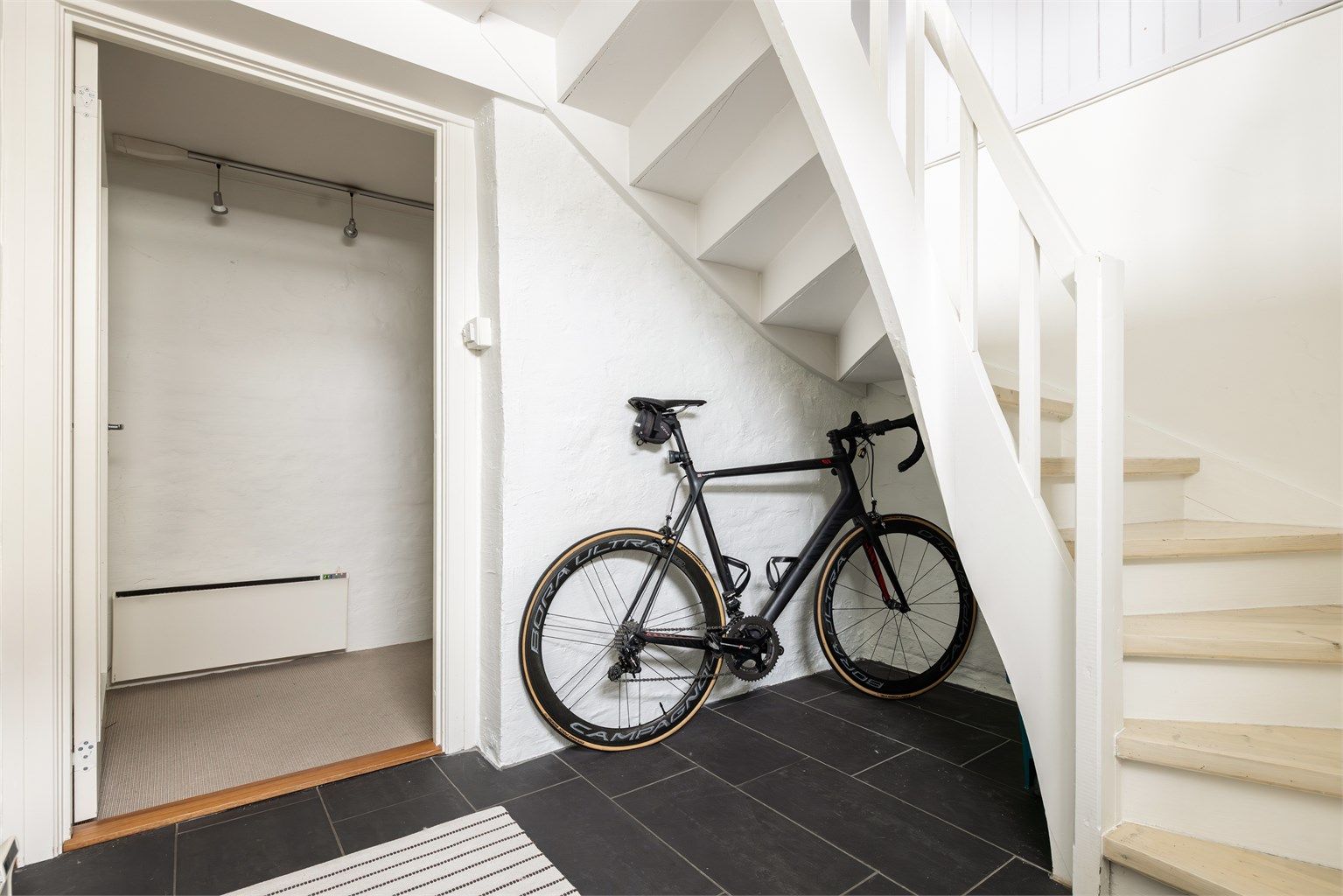 I dag består kjelleren av kjellerstue, en romslig bod og stort vaskerom