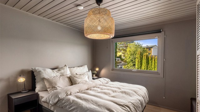 Hovedsoverommet har god plass til dobbeltseng og nattbord på begge sider.
