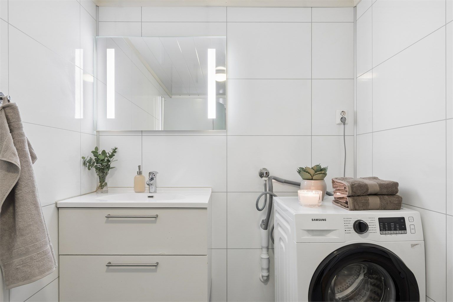 Rommet er innredet med servant, toalett og dusjhjørne, og har opplegg for vaskemaskin.