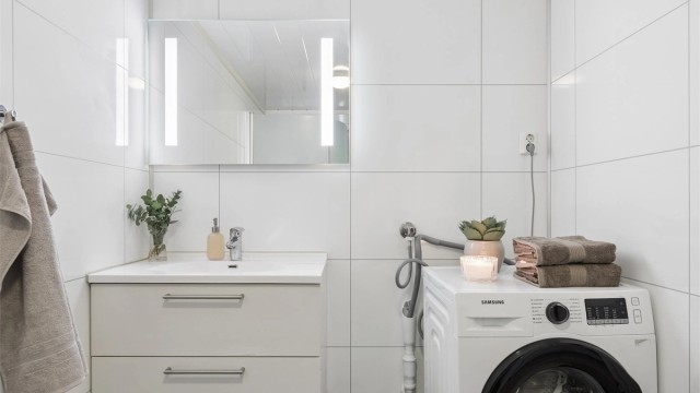 Rommet er innredet med servant, toalett og dusjhjørne, og har opplegg for vaskemaskin.