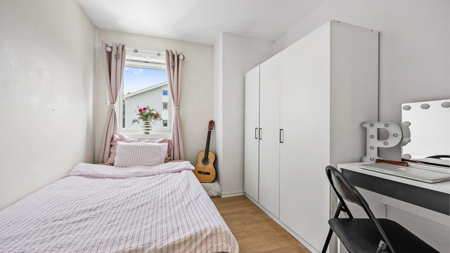 Det tredje soverommet er lyst og har plass til seng og garderobeløsning.