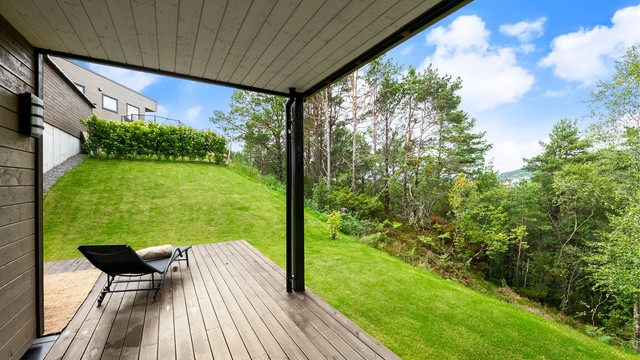 Terrassen er overbygd og har utsyn mot grøntarealer