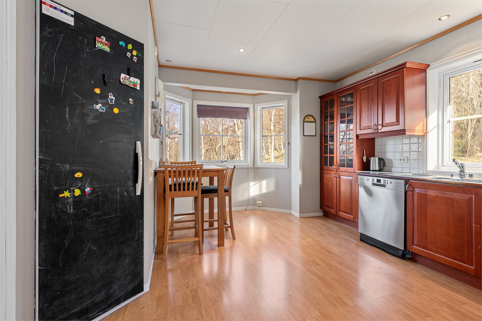 Adkomst fra kjøkken tiil kjølerom. Det er god plass til spisebord på kjøkkenet