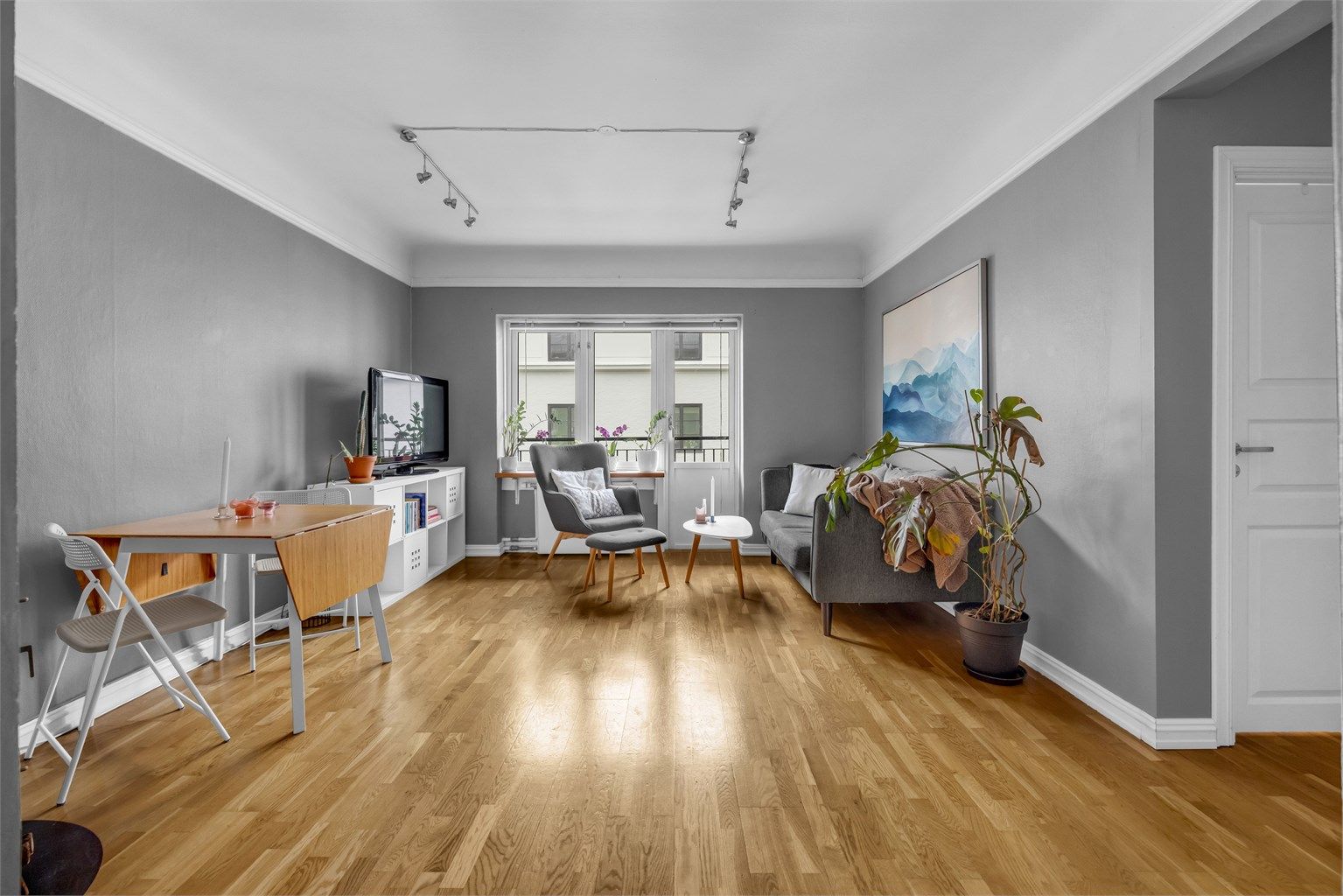 Romslig og lys stue med god plass til å innrede med ønsket møblement.