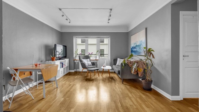 Romslig og lys stue med god plass til å innrede med ønsket møblement.