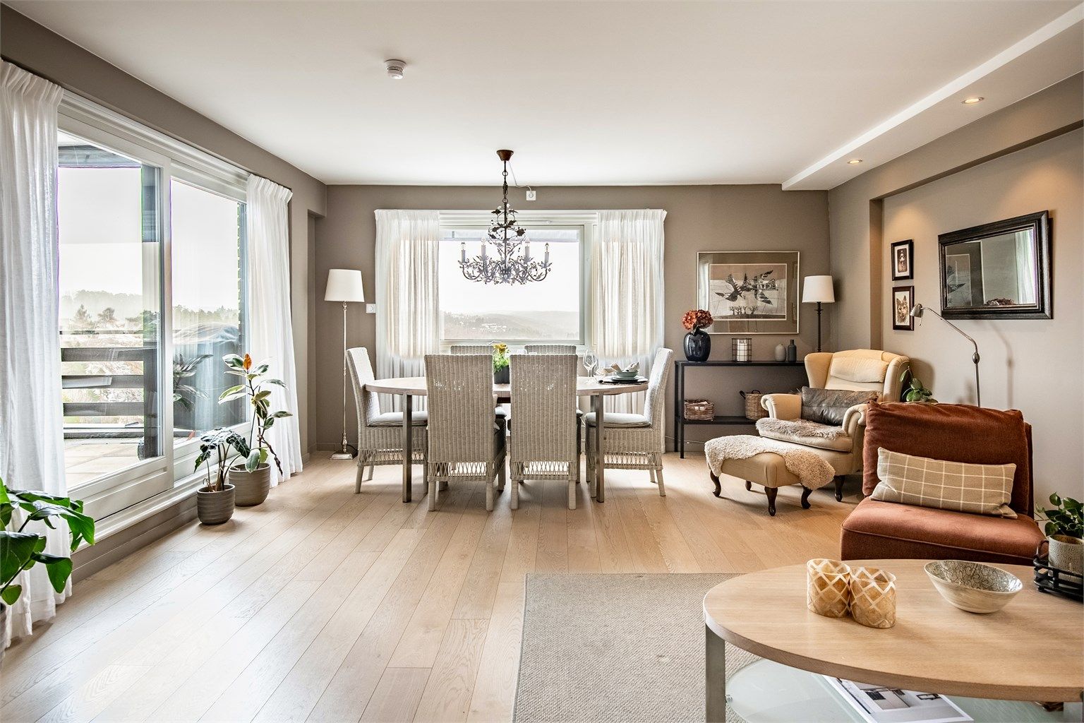 Overflatene i stuen ble sparklet og malt i 2017, noe som gir et helhetlig og tidsriktig uttrykk.