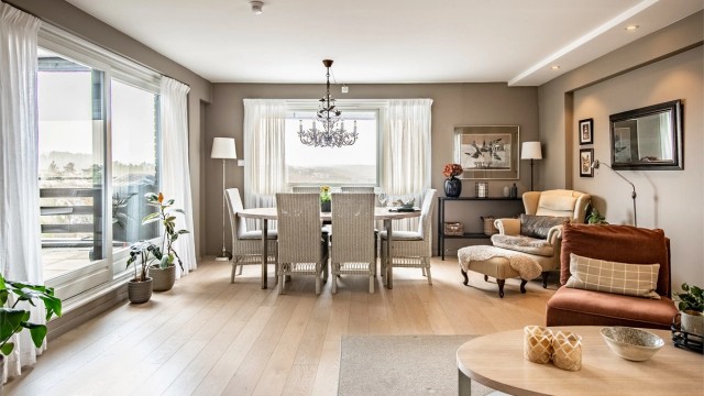 Overflatene i stuen ble sparklet og malt i 2017, noe som gir et helhetlig og tidsriktig uttrykk.