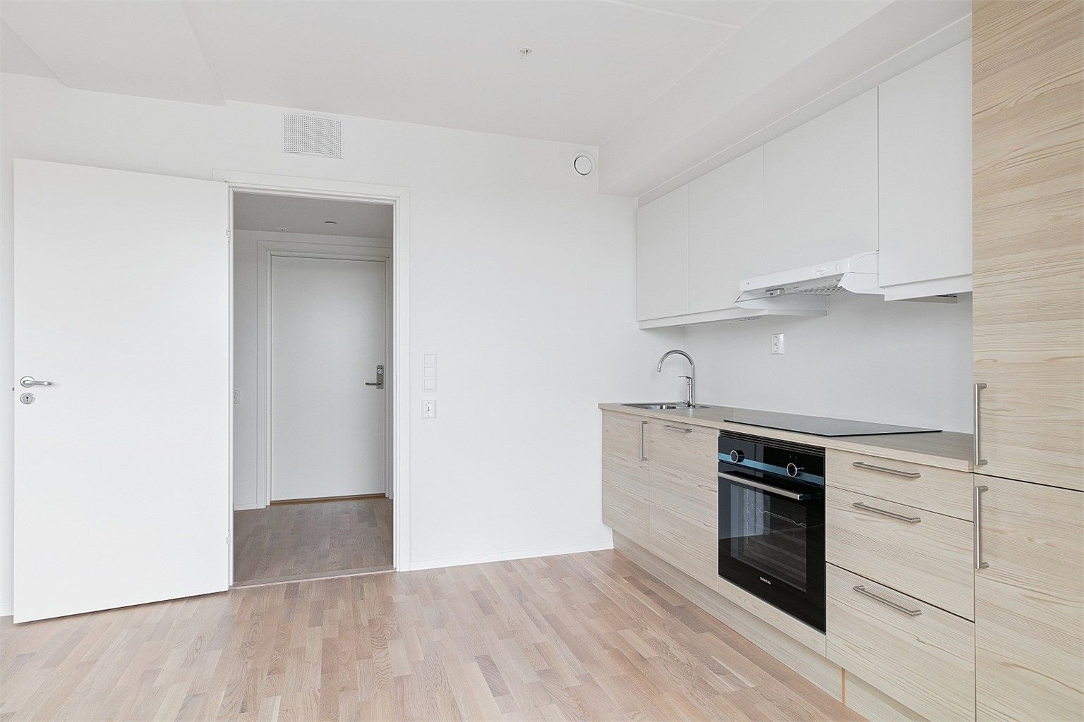 Fra entreen kommer du inn i en lys og åpen kjøkken- og stueløsning, som skaper et romslig og trivelig oppholdsrom.