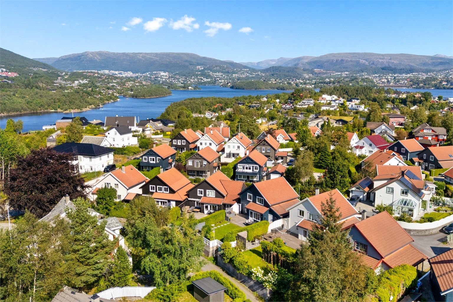 Fra boligen er det kort avstand til Aurdalslia skole, barnehager, fritidsaktiviteter, butikker, kollektivtransport m.m.