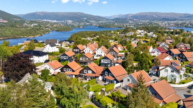 Fra boligen er det kort avstand til Aurdalslia skole, barnehager, fritidsaktiviteter, butikker, kollektivtransport m.m.