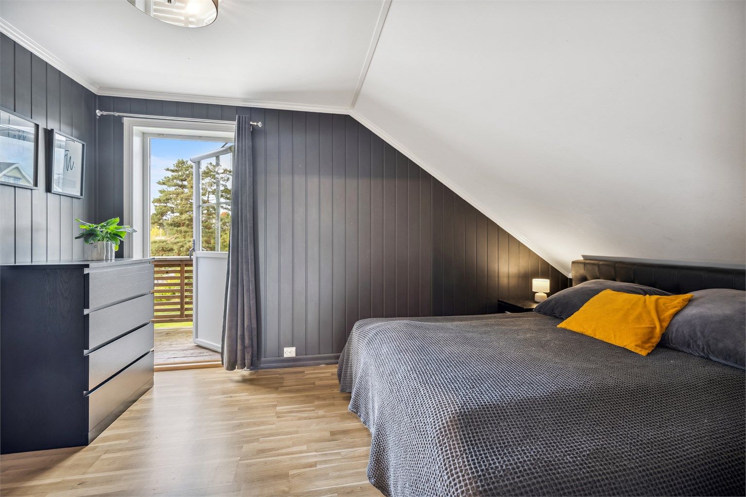 Hovedsoverommet er lyst og romslig med eget omkledningsrom, samt god plass til dobbeltseng, nattbord og ønskelig møblement.