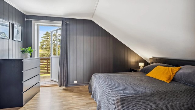 Hovedsoverommet er lyst og romslig med eget omkledningsrom, samt god plass til dobbeltseng, nattbord og ønskelig møblement.