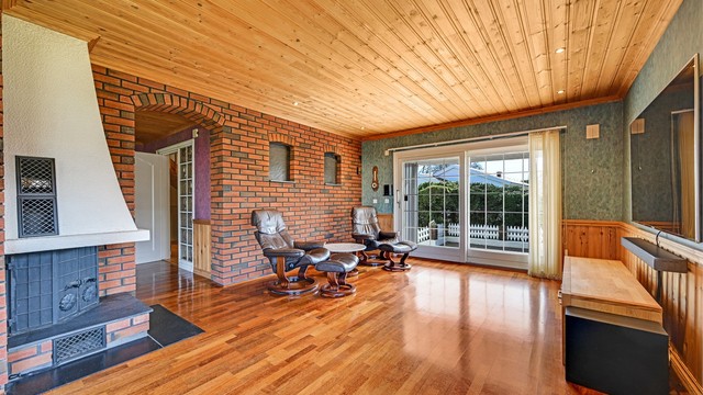 Stuen har en peis med innsats som gir god varme, og en skyvedør i tre ut til terrassen.