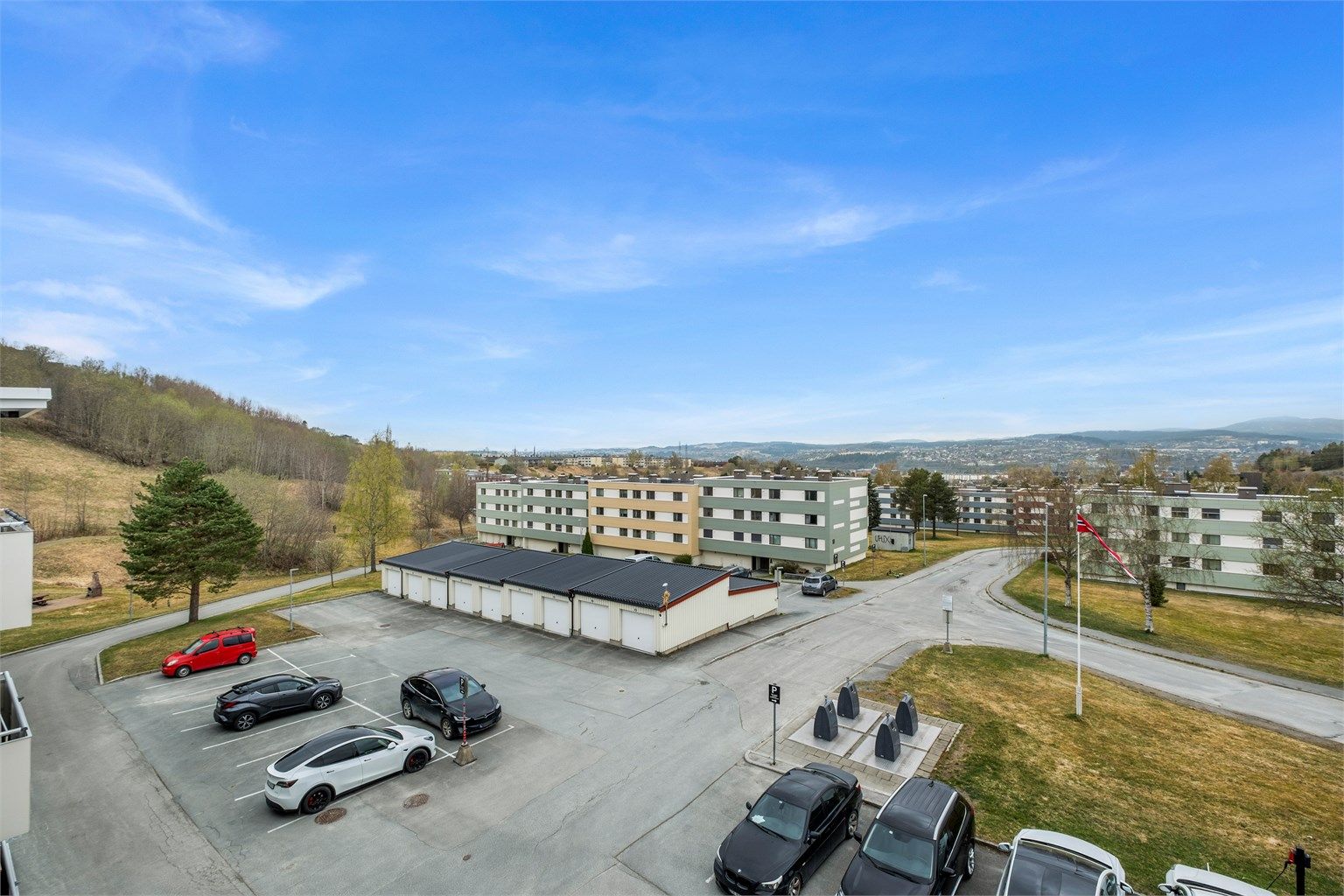 Dagligvare og servicetilbud finner du i umiddelbar nærhet, blant annet ved Nardo Senteret som tilbyr dagligvarebutikk, apotek, bakeri, frisør, blomsterbutikk og serveringssteder. 