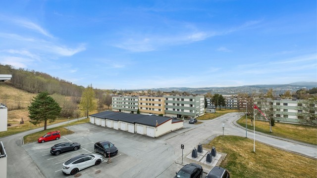 Dagligvare og servicetilbud finner du i umiddelbar nærhet, blant annet ved Nardo Senteret som tilbyr dagligvarebutikk, apotek, bakeri, frisør, blomsterbutikk og serveringssteder.