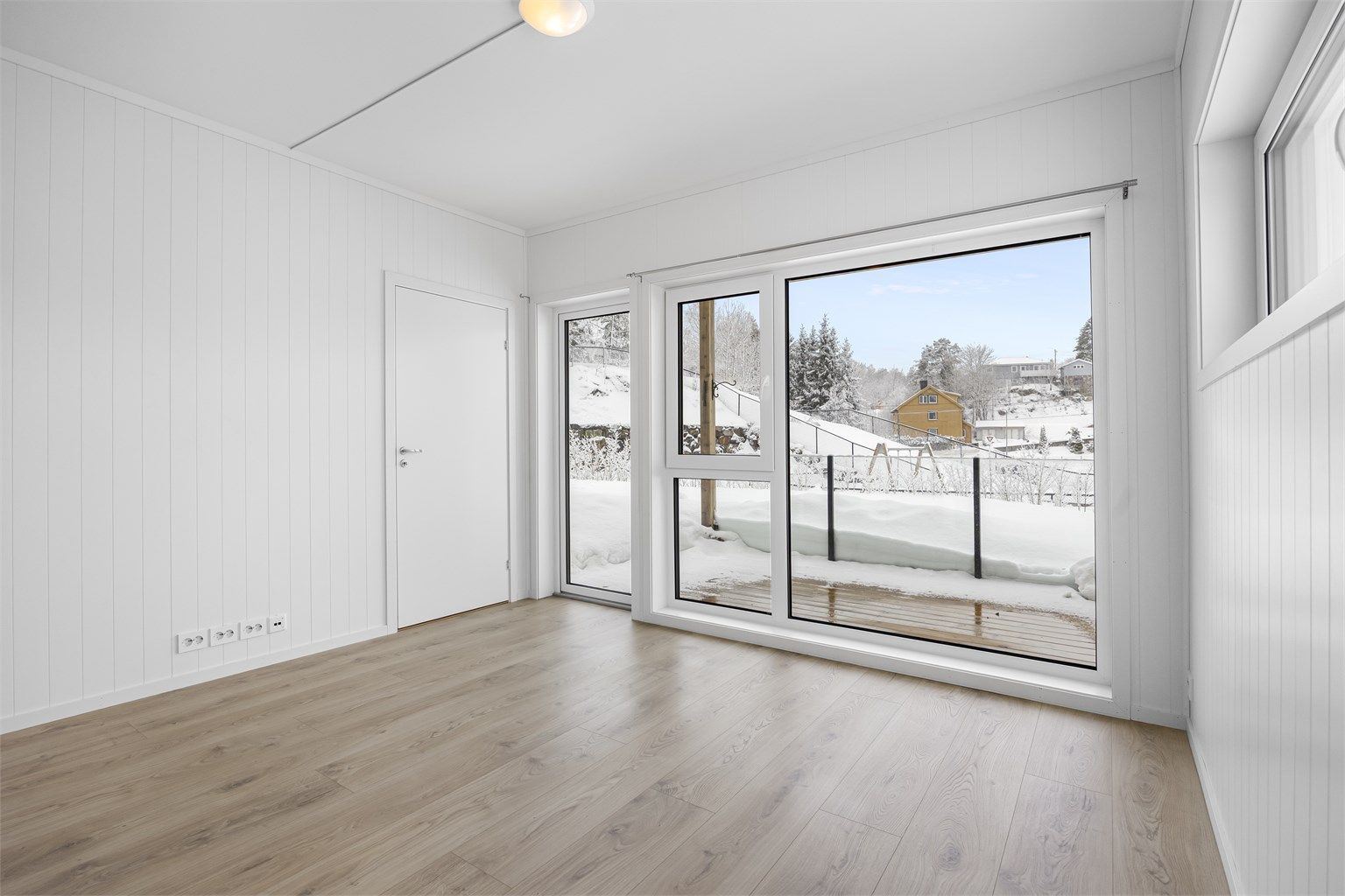 Stue med utgang til terrasse.