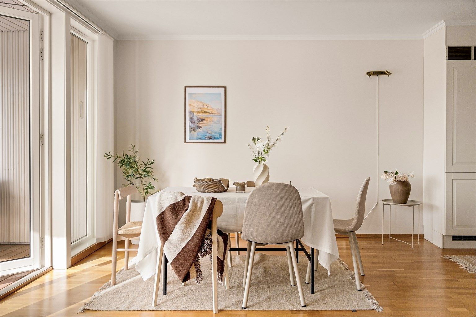 Fra stuen er det direkte utgang til den innglassede verandaen via en malt balkongdør i tre.