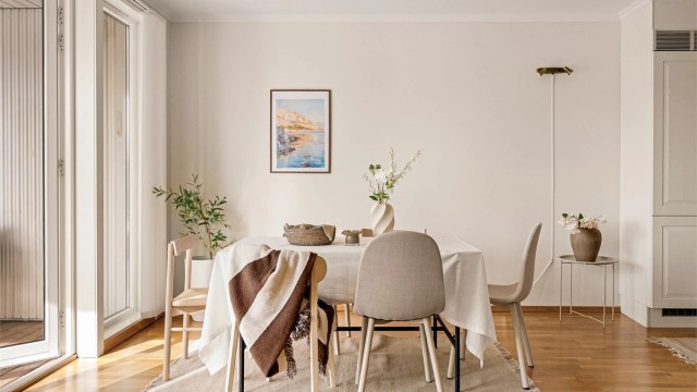 Fra stuen er det direkte utgang til den innglassede verandaen via en malt balkongdør i tre.