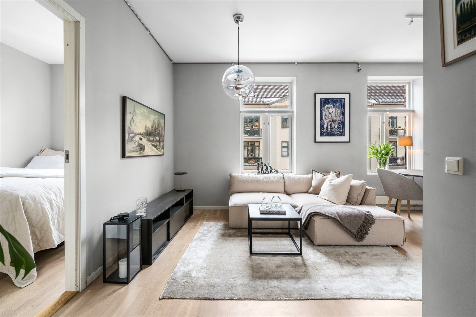 Den generøse takhøyden på 2,70 meter skaper en lys og luftig atmosfære i stuen.