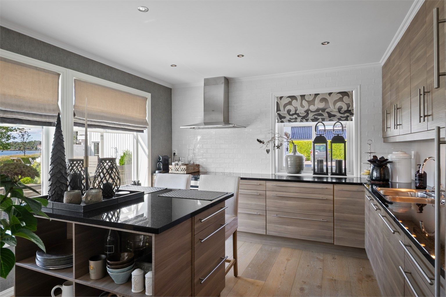 Innredningen har glatte fronter, dobbel oppvaskkum og lekker benkeplate av stein.