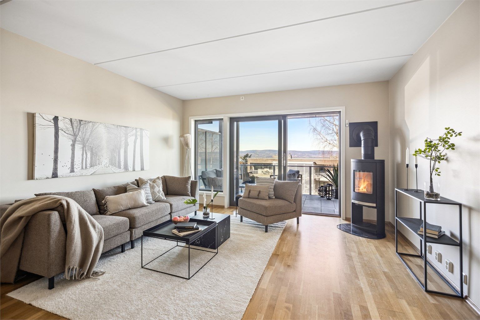 Lys og luftig stue – et nydelig rom med store vindusflater mot utsikten.