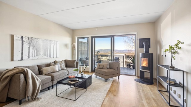 Lys og luftig stue – et nydelig rom med store vindusflater mot utsikten.