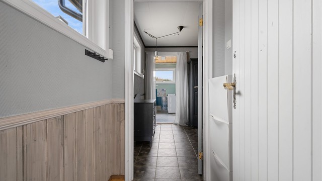 Fra entreen er det enkel tilgang til både vaskerom, WC og resten av boligen.