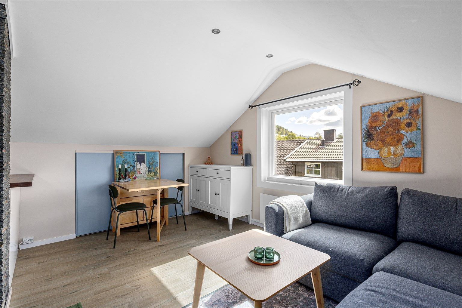 Lys stue med stort gavlvindu